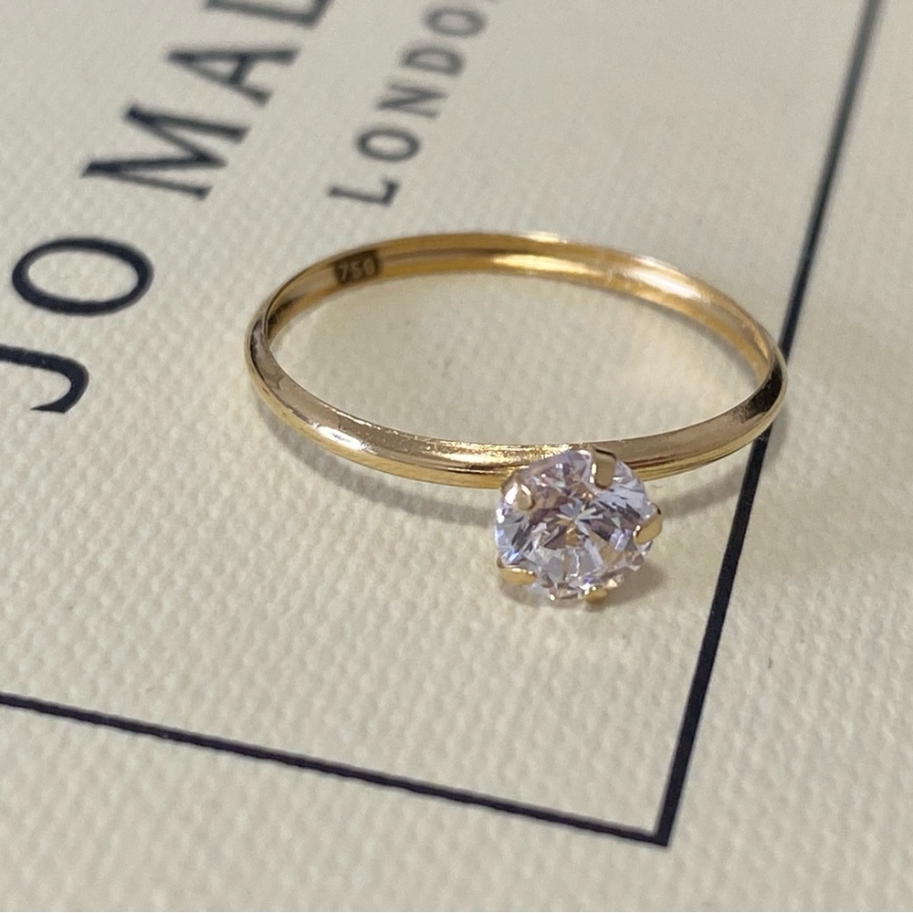 Elegant Gold Ring with Clear Stone